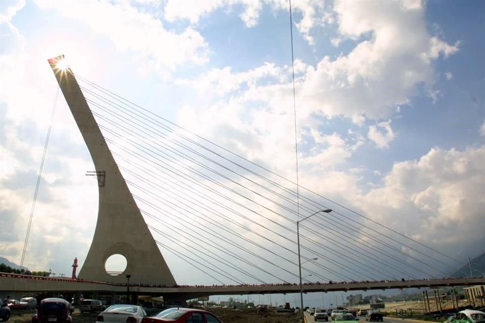 La construcción del Puente 'La Unidad', mejor conocido como Puente Atirantado, del arquitecto Óscar Bulnes, también fue confiada a la empresa de Garza Ponce, el cual quedó listo en 2003