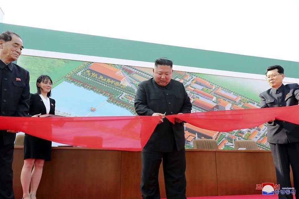 Foto proporcionada por el Gobierno de Corea del Norte, en la que aparece Kim Jong Un cortando el listón en la apertura de una fábrica.