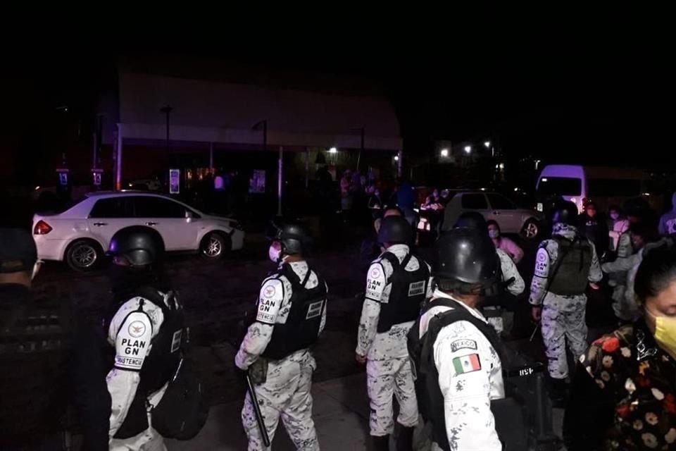 Familiares de pacientes del Hospital Las Américas, en Ecatepec, irrumpieron las instalaciones para exigir informes; GN resguarda nosocomio.