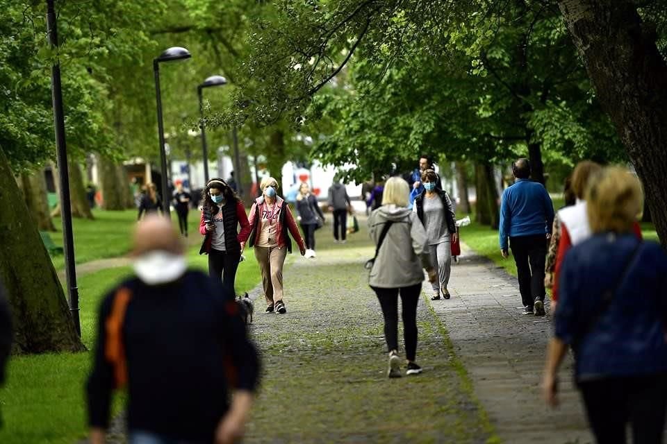 Parques y calles de España han recibido a miles de personas que salieron a ejercitarse y pasear.