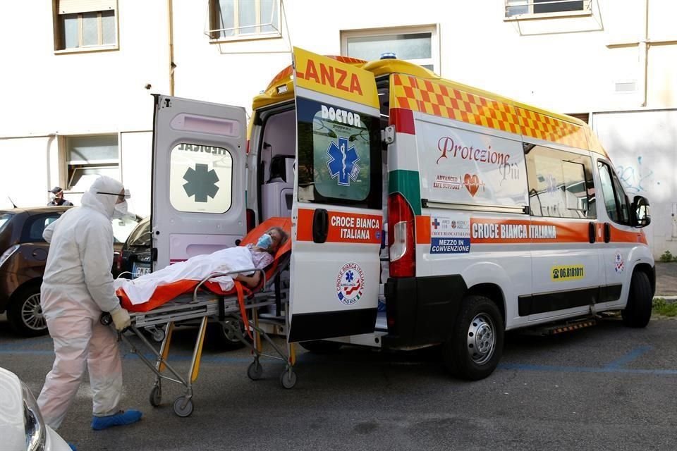 Un paciente con Covid-19 es llevado desde un asilo hacia un hospital en Roma.