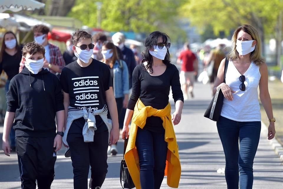 Personas visitan un mercado en Dresden, Alemania, el 17 de abril.