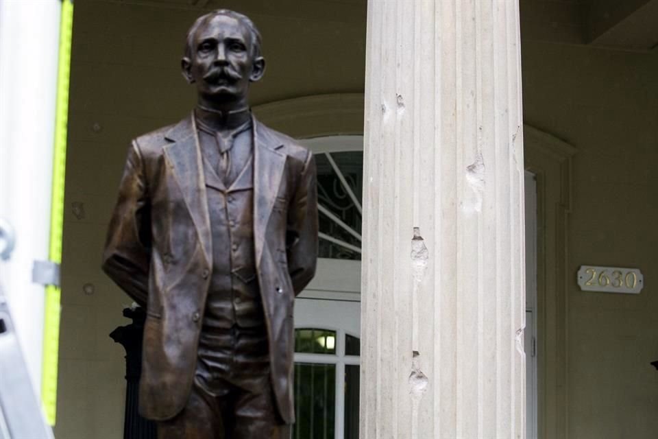 Los daños ocasionados por las balas son visibles en las columnas de la embajada cubana y la estatua de José Martí en Washington.