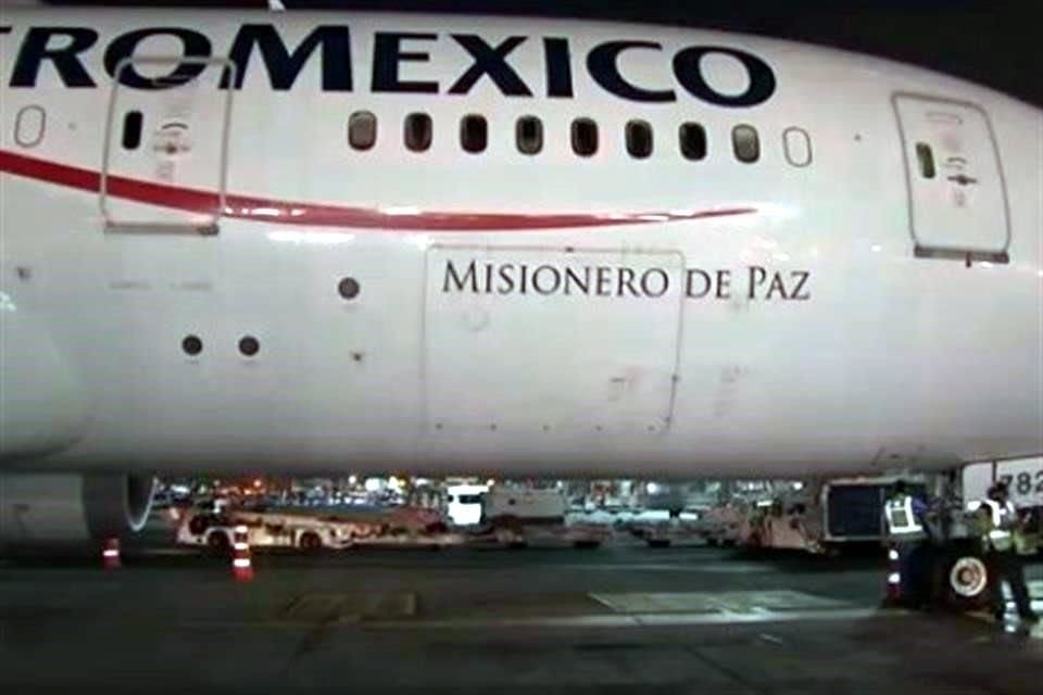 El noveno avión con insumos que México compró a China llegó a la CDMX, ahora con 137 mil goggles para personal médico que atiende Covid-19.