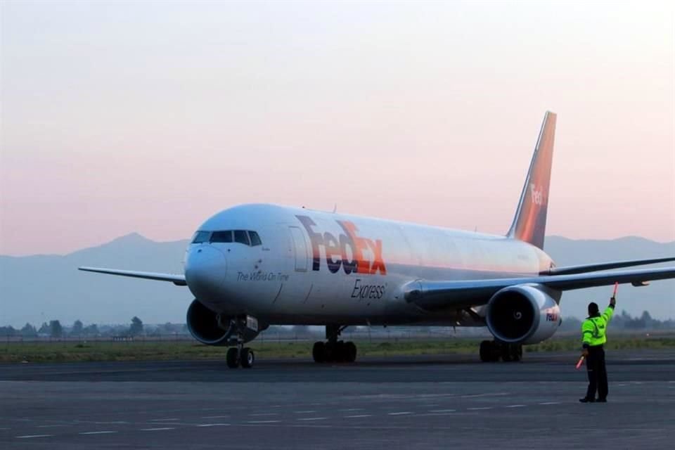 La aeronave procedente de Reno, Nevada, arribó al Aeropuerto Internacional de Toluca.