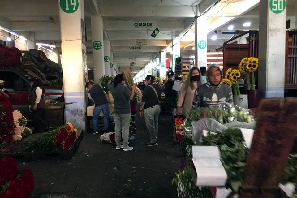 Locatarios del Mercado de Jamaica acusan presiones, por parte de servidores públicos, para pagar cuotas a la propietaria de uno de los negocios.