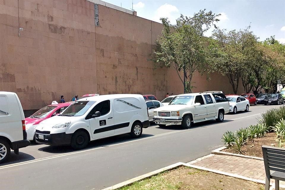 Servicios funerarios ofrecen paquetes afuera de los hospitales por módicos precios a las familias de las víctimas y una vez contratados elevan sus costos.