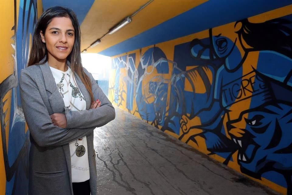 La zaguera felina tiene carrera profesional y maestría en finanzas.