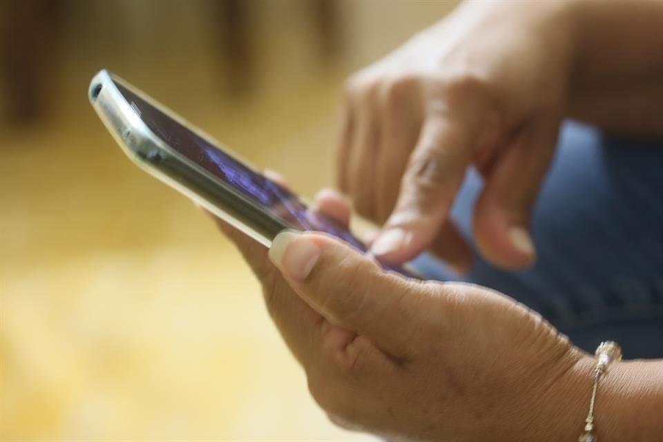 La estafa ocurre cuando un ciberdelincuente, suplantando la identidad de la víctima, solicita a la compañía telefónica una tarjeta SIM adicional y obtiene acceso al teléfono celular. De este modo, el ataque puede ocurrir en cualquier momento y lugar.