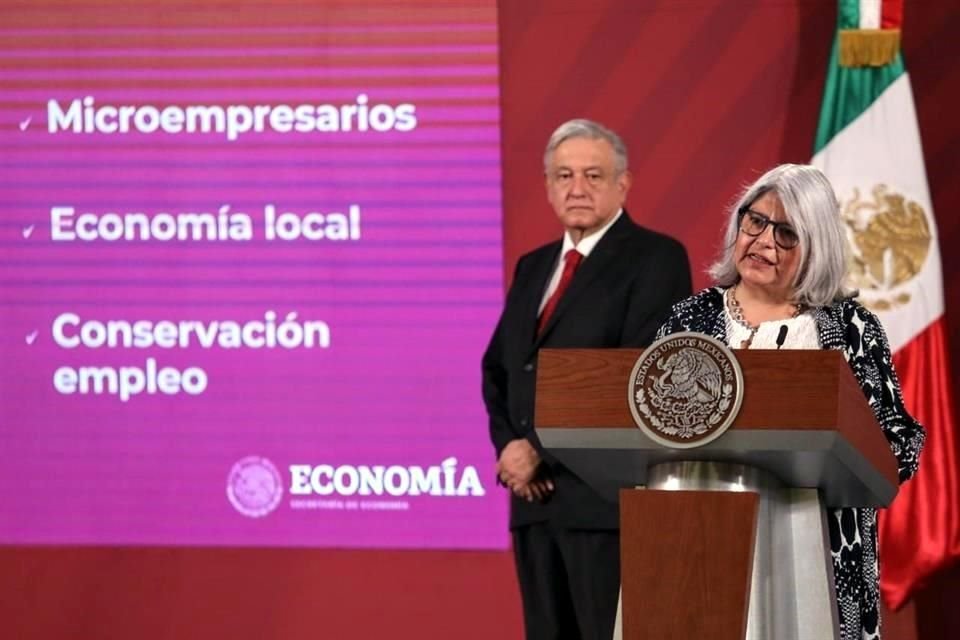 El Presidente con la Secretaria de Economía, Graciela Márquez, en la conferencia de este jueves en Palacio Nacional.