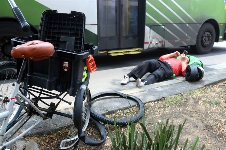 El repartidor contó que transitaba en su triciclo sobre el carril confinado cuando la unidad RTP lo embistió y aventó hacia la banqueta.