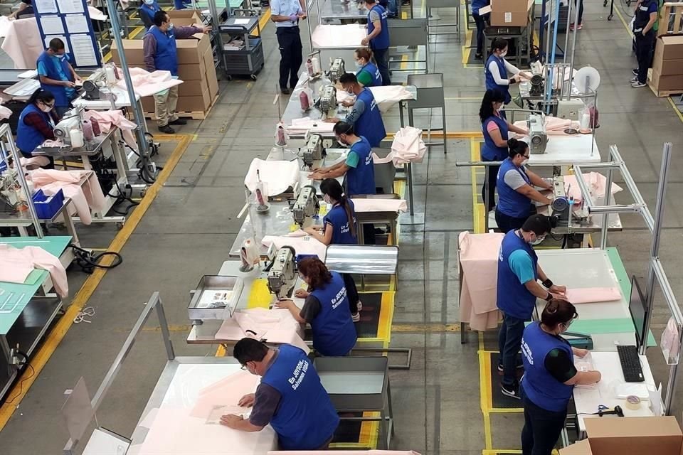 Trabajadores de Ford Motor Co. fabrican trajes de uso médico en la planta de Flat Rock, Michigan.