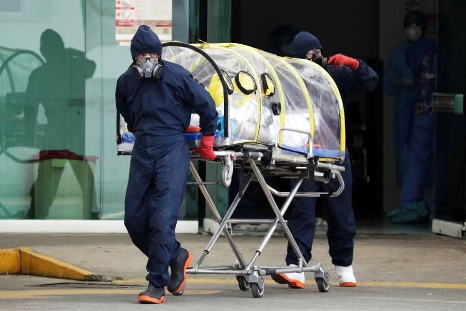 Paramédicos transportan a un paciente con Covid-19 en la Ciudad de México.