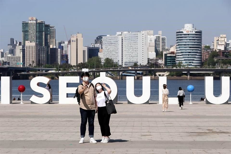 Personas se toman fotografías en el parque Yeouido Hangang, en Seúl, República de Corea, el 6 de mayo de 2020.