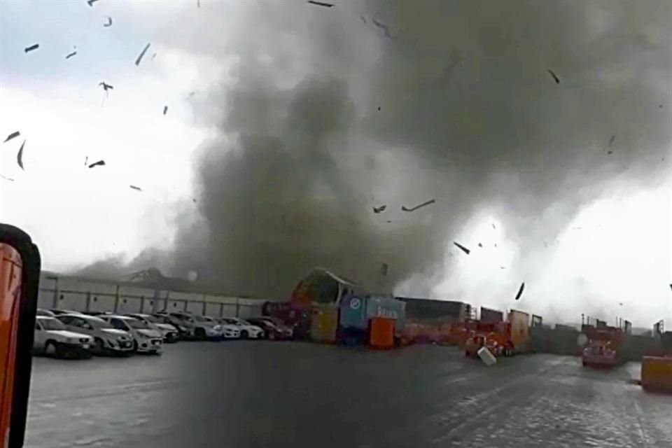 Una mujer muerta, cierres viales, granizo y hasta un tornado es el resultado hasta ahora de la fuerte tormenta que azotó la Ciudad.