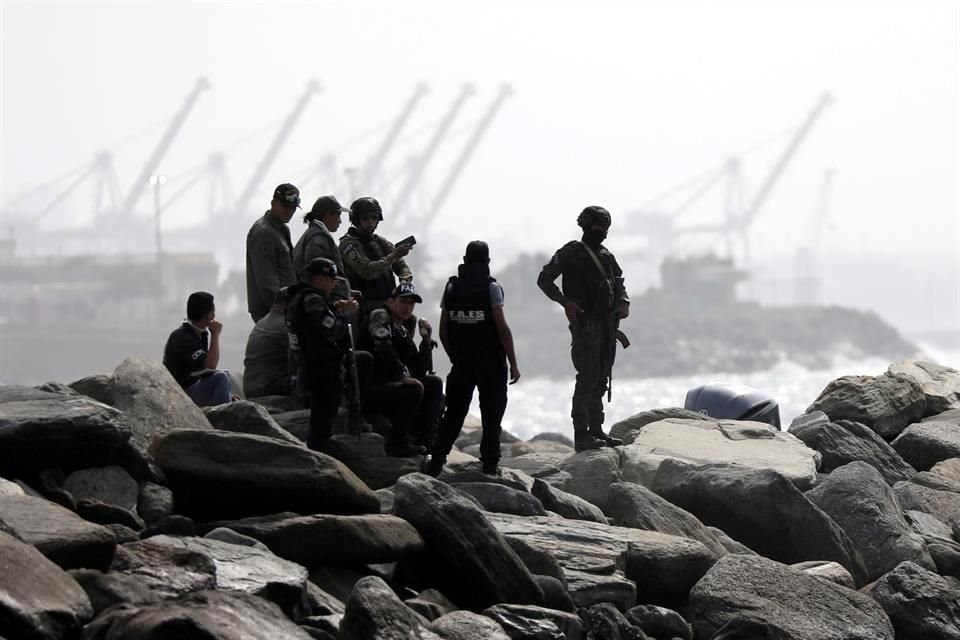 Miembros de fuerzas especiales en la costa, luego del anuncio de Venezuela de que frustró la incursión.