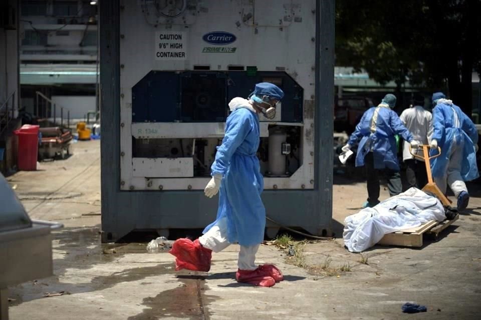 En Guayaquil se utilizan contenedores para refrigerar los cuerpos de las víctimas del coronavirus.