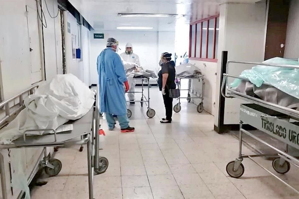 Ante tardanza de los deudos para recoger los restos de sus familiares, hospitales del IMSS se encuentran saturados de cuerpos.