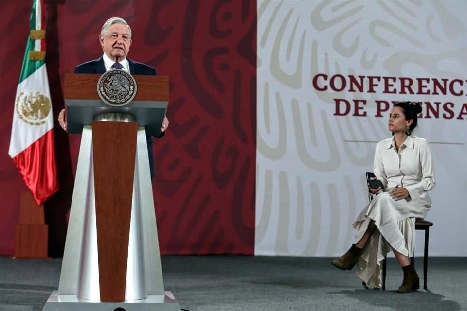 El Presidente con la Secretaria del Trabajo en conferencia de prensa.