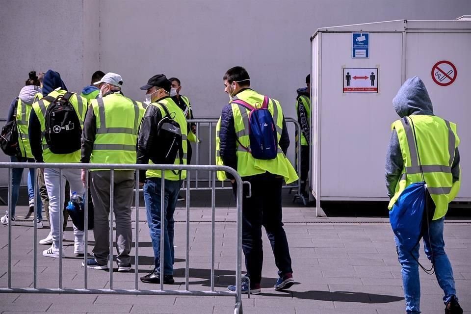 Empleados de una procesadora de carne en Rheda-Wiedenbrueck, Alemania.