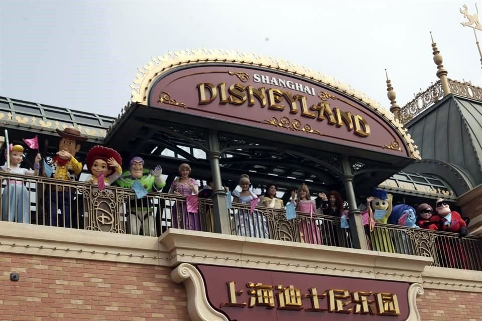 Disneyland Shanghái es el primer parque de diversiones del mundo en reabrir sus puertas luego del cierre debido a la pandemia de Covid-19