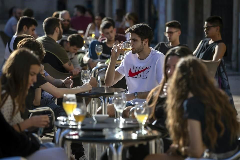 Clientes asisten a un bar en Tarragona, España.