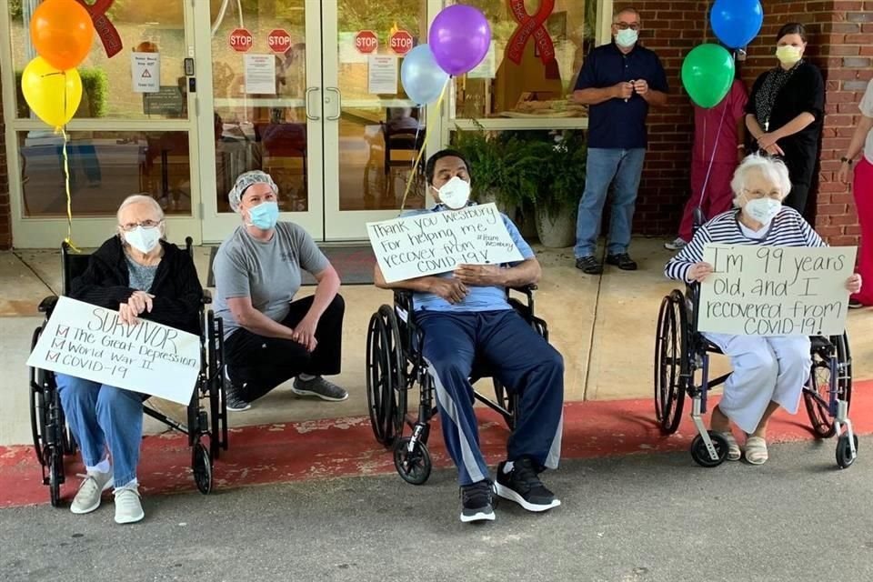 Tres pacientes del asilo, quienes lograron superar el Covid-19.