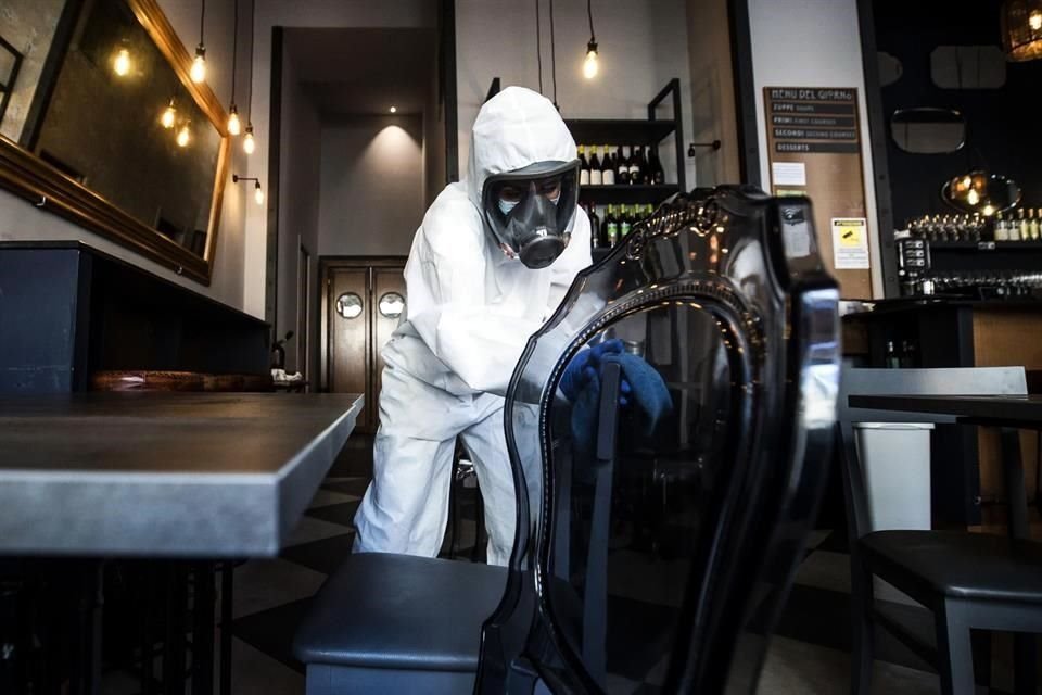 Desinfección de restaurante preparándose para la reapertura.