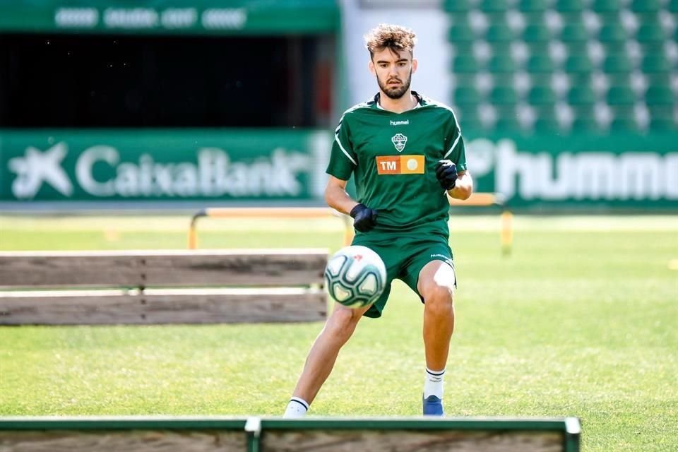 Jugadores del Elche se niegan a acudir al estadio a entrenar debido a los recortes salariales.