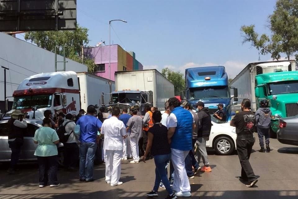 Para la protesta fueron atravesados varios vehículos particulares sobre la vía.