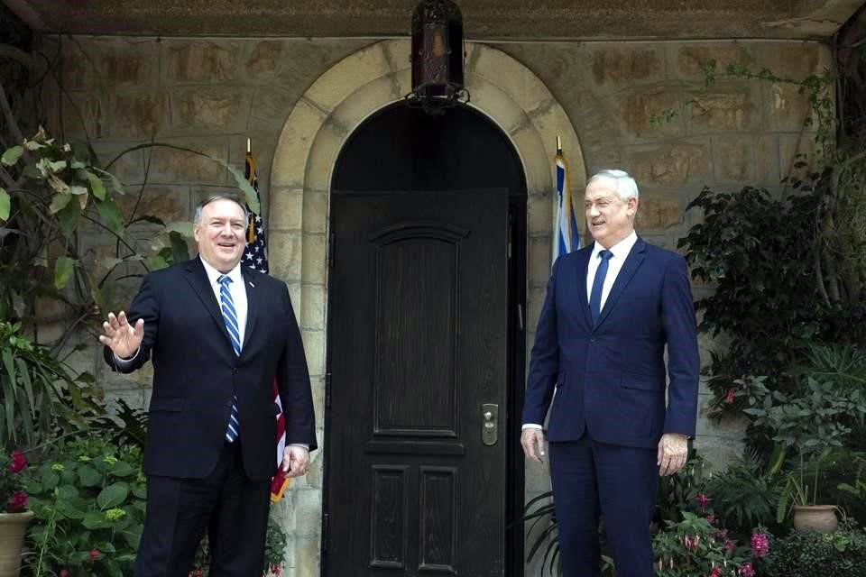 Mike Pompeo con Benny Gantz.