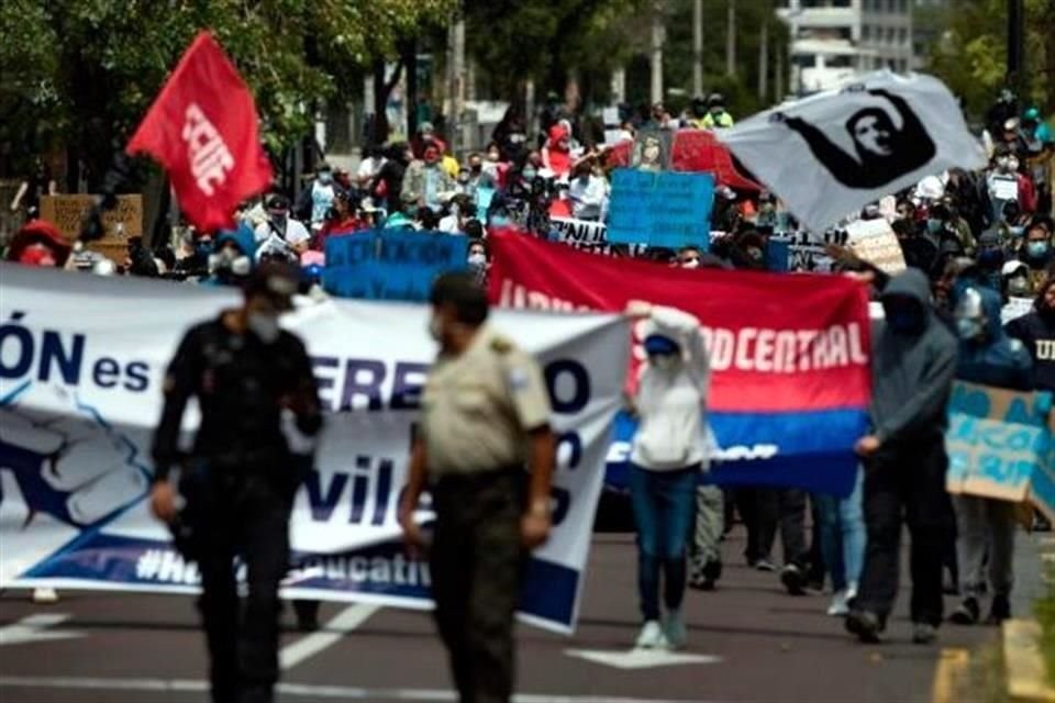 El lunes 11 de mayo estudiantes y docentes se manifestaron en Quito a causa de los recortes presupuestarios a las universidades.