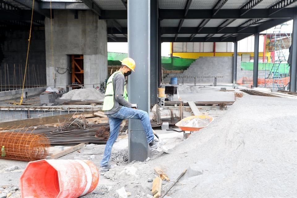 Una obra en la avenida Paseo de los Leones y Cumbres Elite, apenas tuvo tres trabajadores que iniciaron con algunas labores.