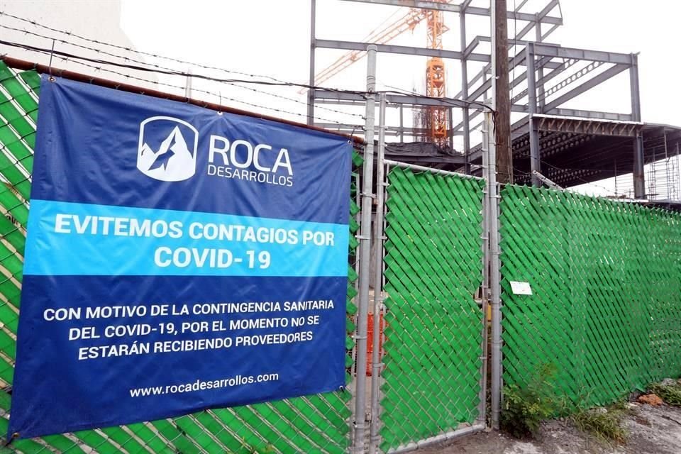 En una construcción, una lona advertía que no se recibirán proveedores.