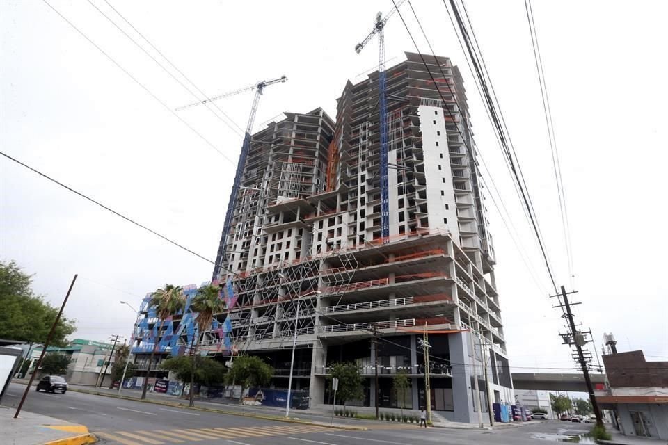 Reparación de avenidas y construcciones de plazas públicas en diferentes áreas de Monterrey, que planeaban reanudar actividades, no iniciaron porque hubo precipitaciones.