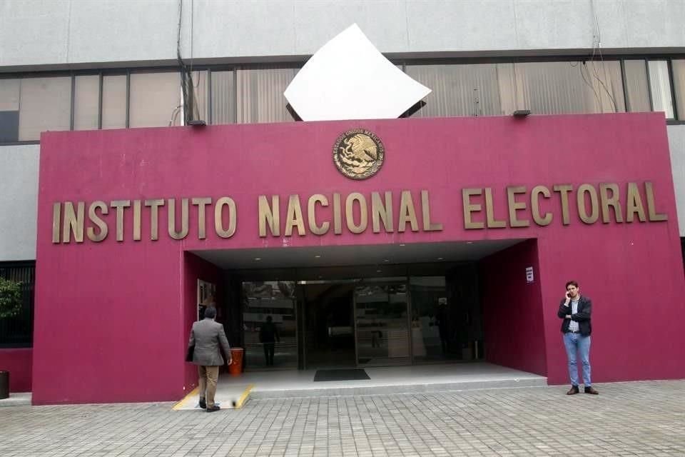 El INE informó que sobre el análisis de documentos básicos, programa de acción y estatutos de las organizaciones se lleva un avance de 50 por ciento.