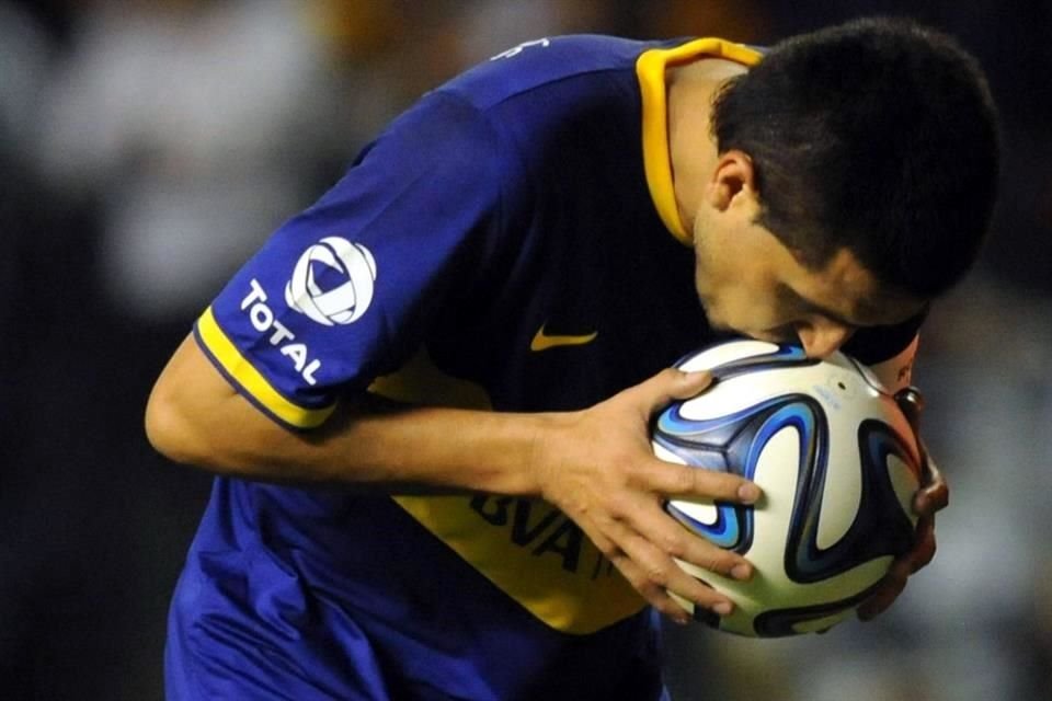 Acciones como las que solía usar Riquelme, de besar la pelota, ya no se podrán realizar en Sudamérica.