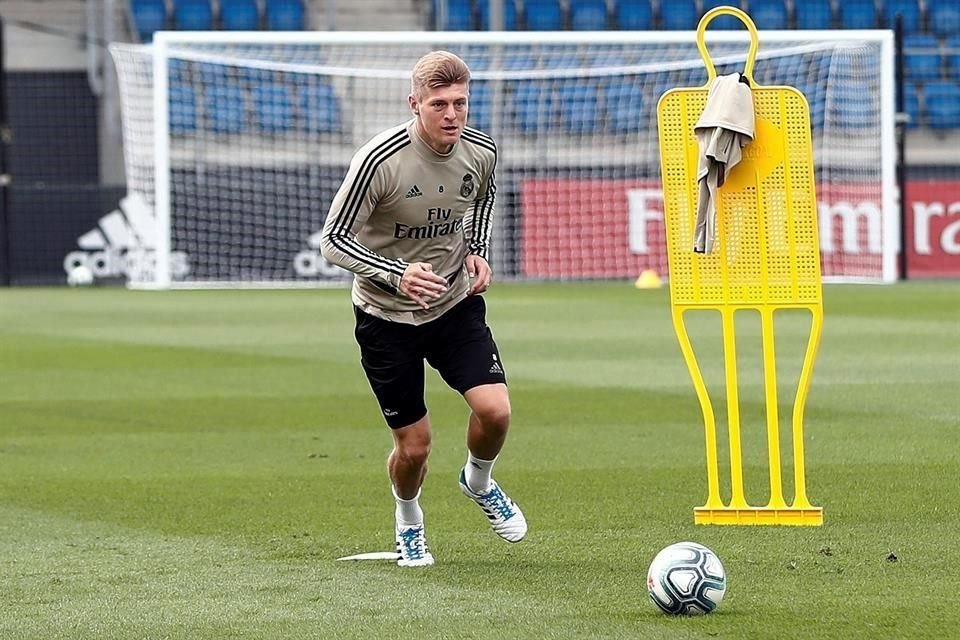 Toni Kroos controla el balón durante el entrenamiento del equipo este viernes.