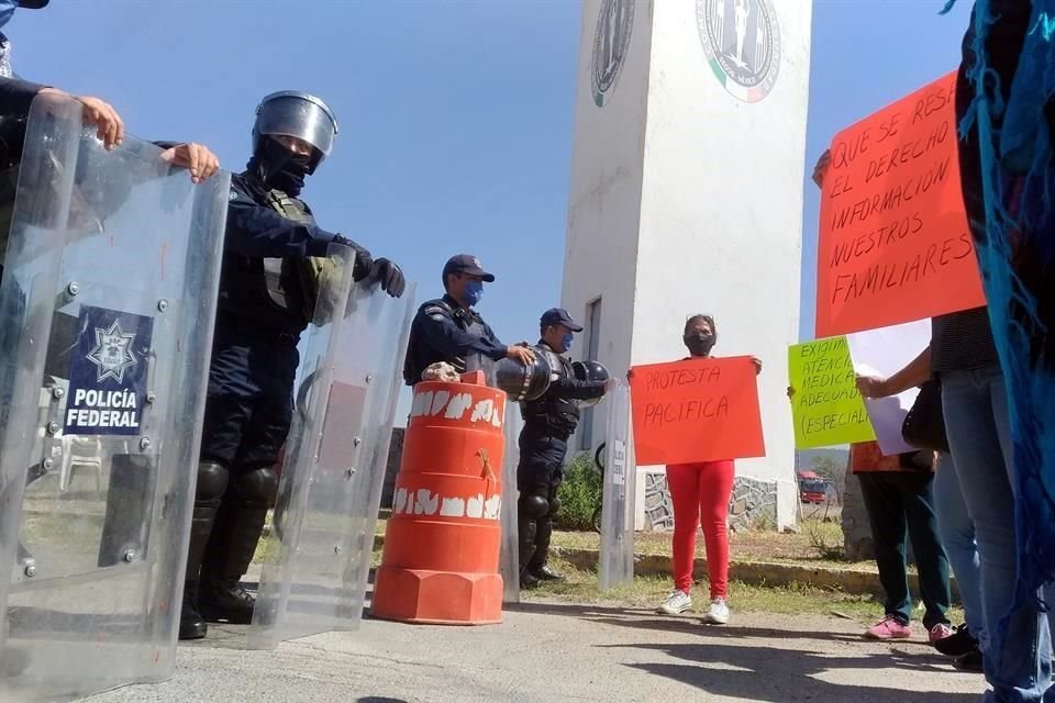 Preocupados por la situación de salud que se vive al interior del Cefereso de Puente Grande, debido al coronavirus, familiares de internos se manifiestan hoy en el ingreso del penal.