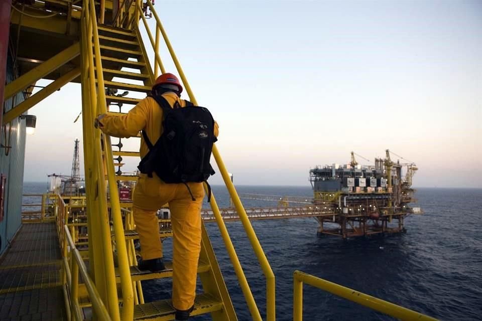 Trabajador de Pemex en la plataforma Pol-A, localizada en el Golfo de México, a 70 kilómetros de Ciudad del Carmen, Campeche.