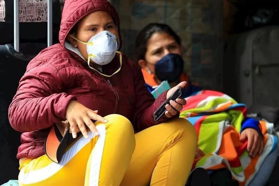 Más de un centenar de venezolanos, entre niños, mujeres embarazadas y adultos mayores, acampan afuera de la embajada en Quito en espera de ser repatriados.