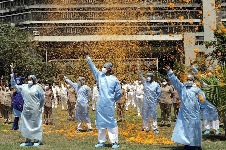 Foto del 13 de mayo en que la Fuerza Aérea de India baña en flores al personal sanitario.