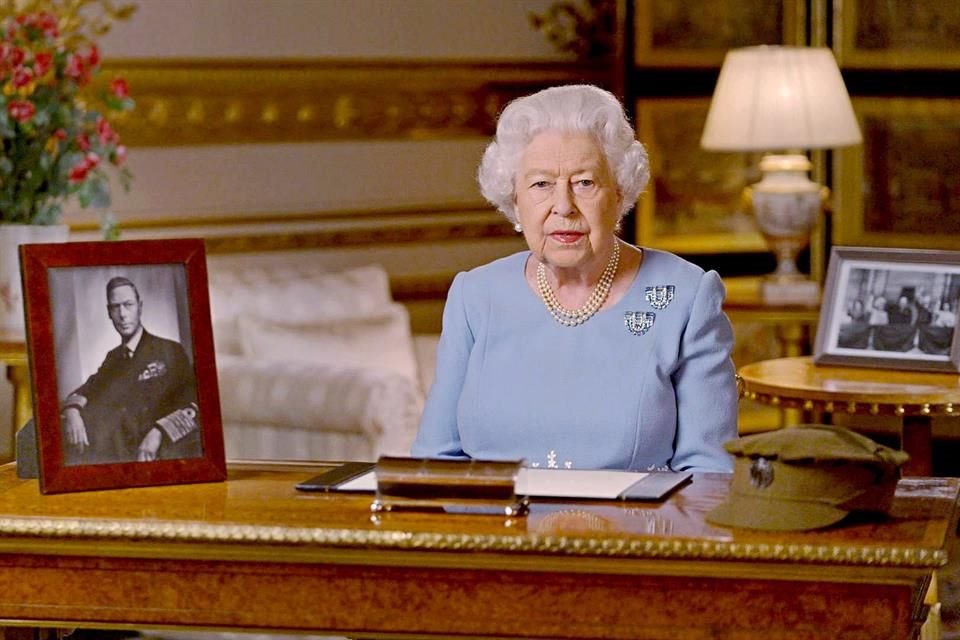 La Reina Isabel II juega con sus broches para abordar la comunicación no verbal.