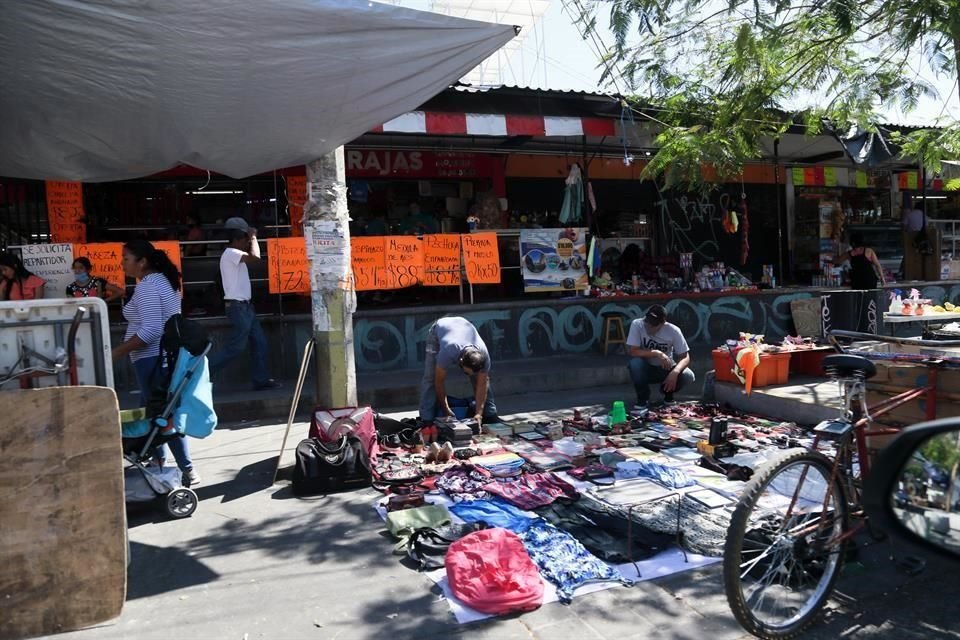 En la Colonia Lomas de Polanco se vieron muchos puestos ambulantes de ropa y calzado ofreciendo sus productos.