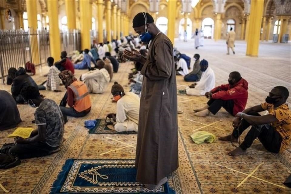 La mezquita Massalikul Jinaan en Dakar, la más grande en África occidental, abrió sus puertas pese al riesgo de contagios.