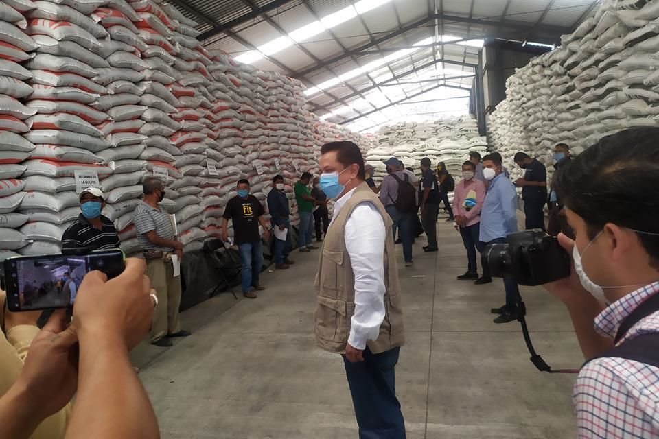 En el acto se entregó fertilizante a productores de la comunidad de Huiteco del Municipio de Chilpancingo, quienes se quejaron de que esta vez se les disminuyó el número de beneficiados.