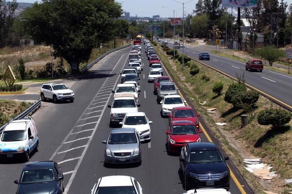 En la salida a Colima, a la altura de las Outlet se formaron largas filas.