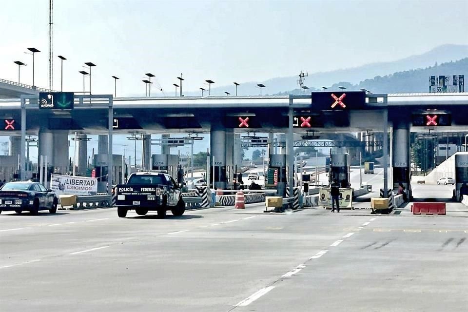 La caseta de Tlalpan fue tomada el viernes pasado por un grupo de jóvenes que no se identificó; ayer nuevamente levantaron las plumas durante dos horas.
