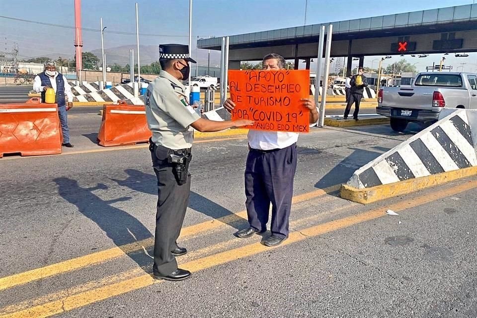 Operadores del transporte turística pidieron cooperación voluntaria en caseta de Tepotzotlán.