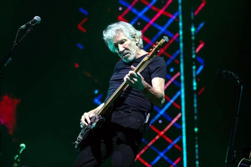 Roger Waters acusó este martes a su ex compañero de Pink Floyd, David Gilmour, de no permitirle usar la página web.